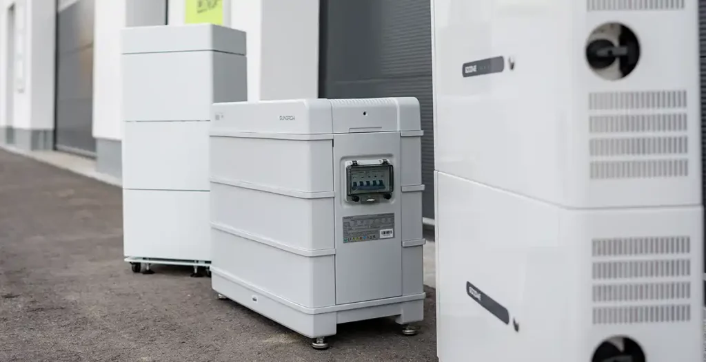 Modulare Stromspeicheranlage vor Industriegebäude