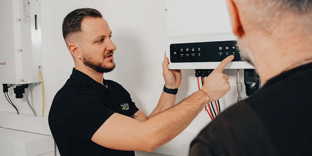 Markus Zink, Geschäftsführer der IntHome Elektrotechnik GmbH, zeigt und erläutert die Funktionen eines Smart-Home-Systems während einer Kundenberatung.