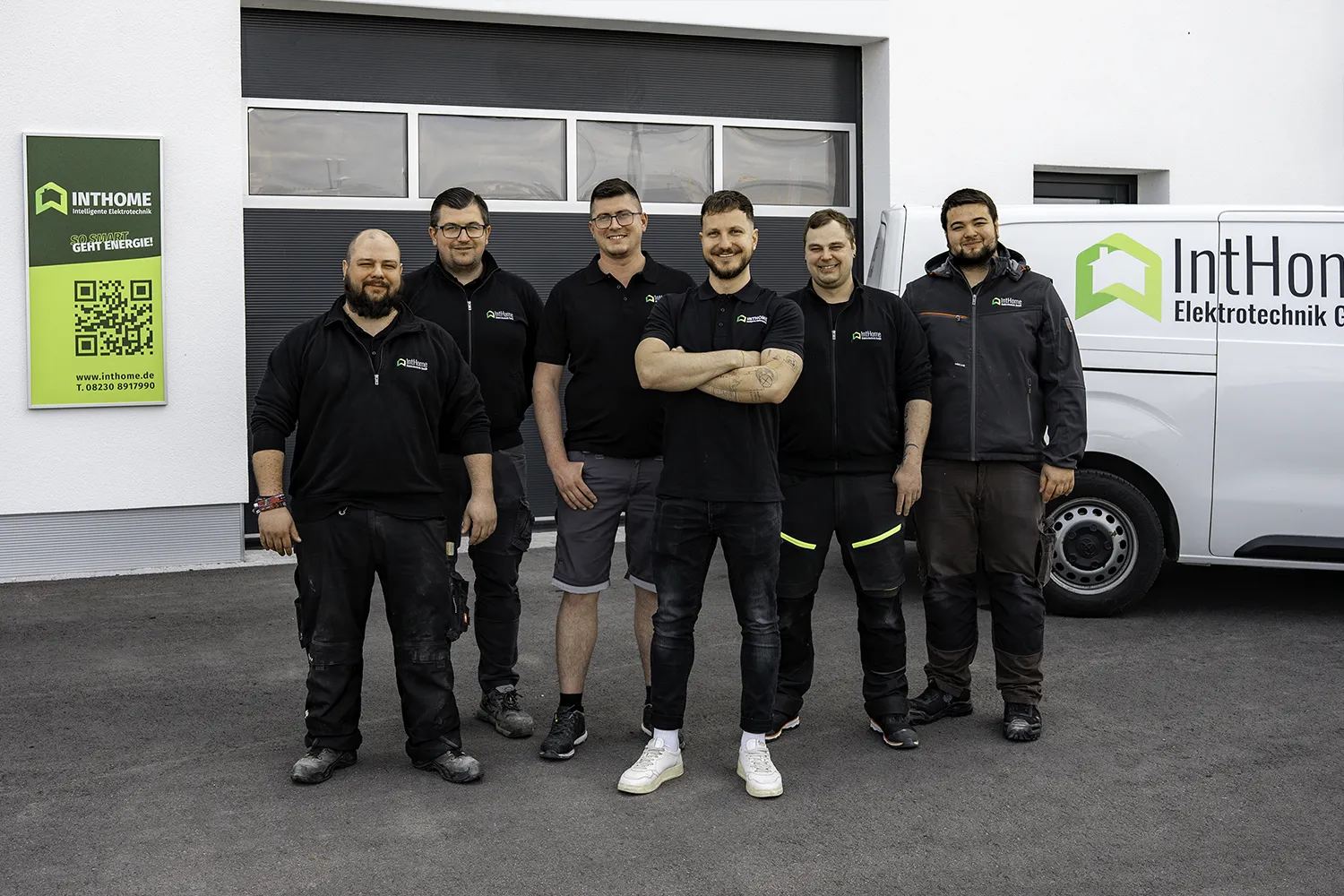 Team von IntHome Elektrotechnik am Firmenstandort in Gablingen vor Garage und Firmenfahrzeug