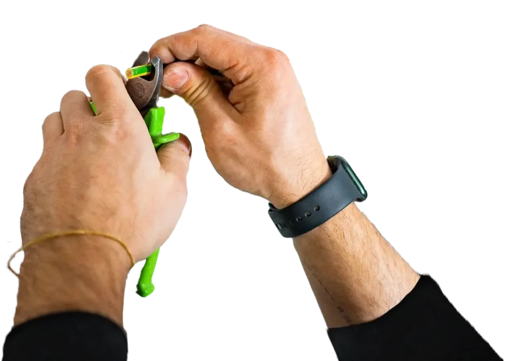 Abisolieren eines Stromkabels von einem Mitarbeiter von IntHome