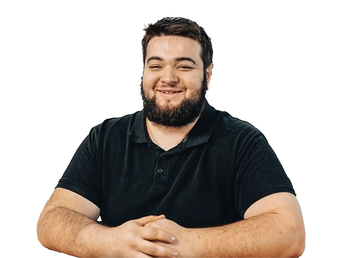 Porträt eines Mitarbeiters im schwarzen Poloshirt für die Karriereseite