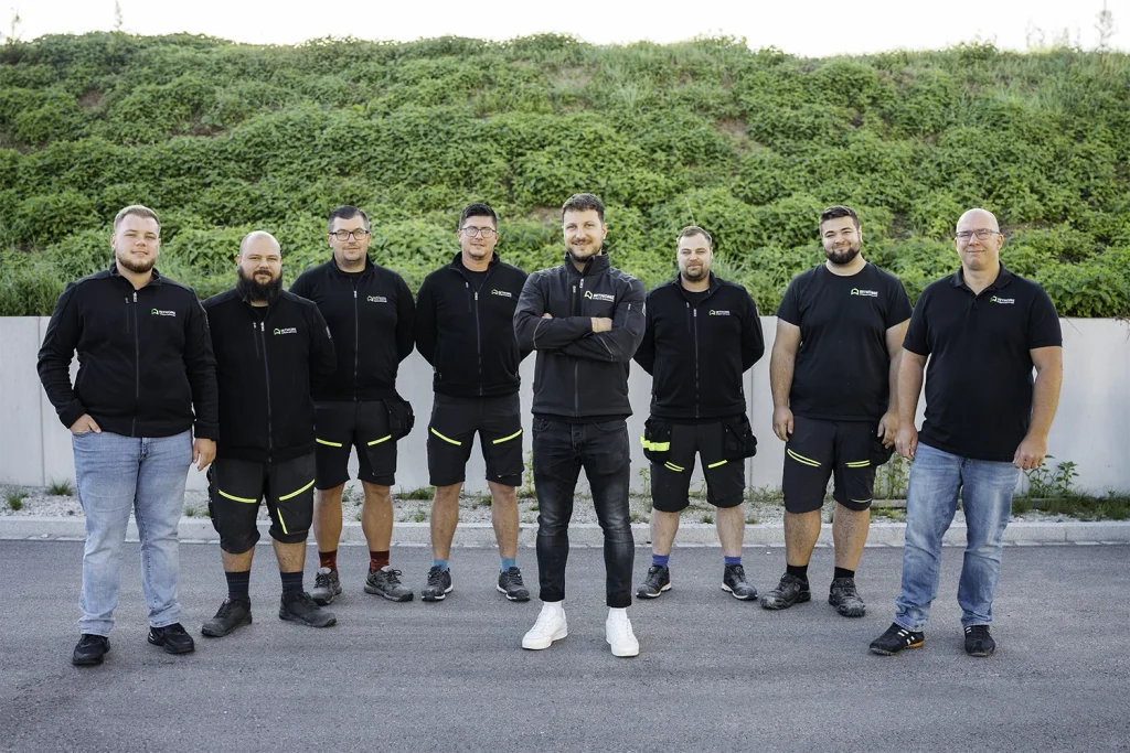 Team von IntHome Elektrotechnik am Firmenstandort in Gablingen