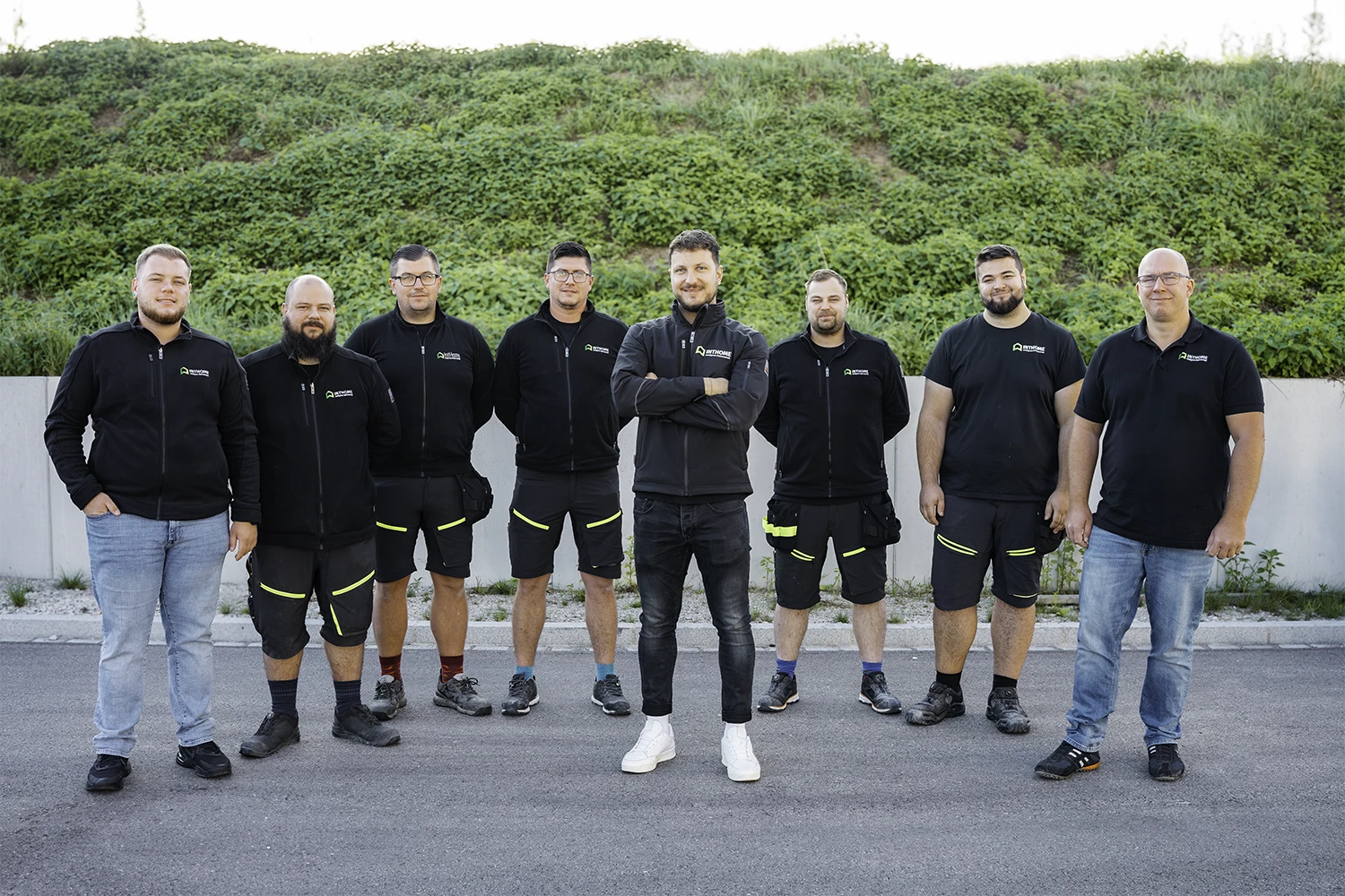 Team von IntHome Elektrotechnik am Firmenstandort in Gablingen