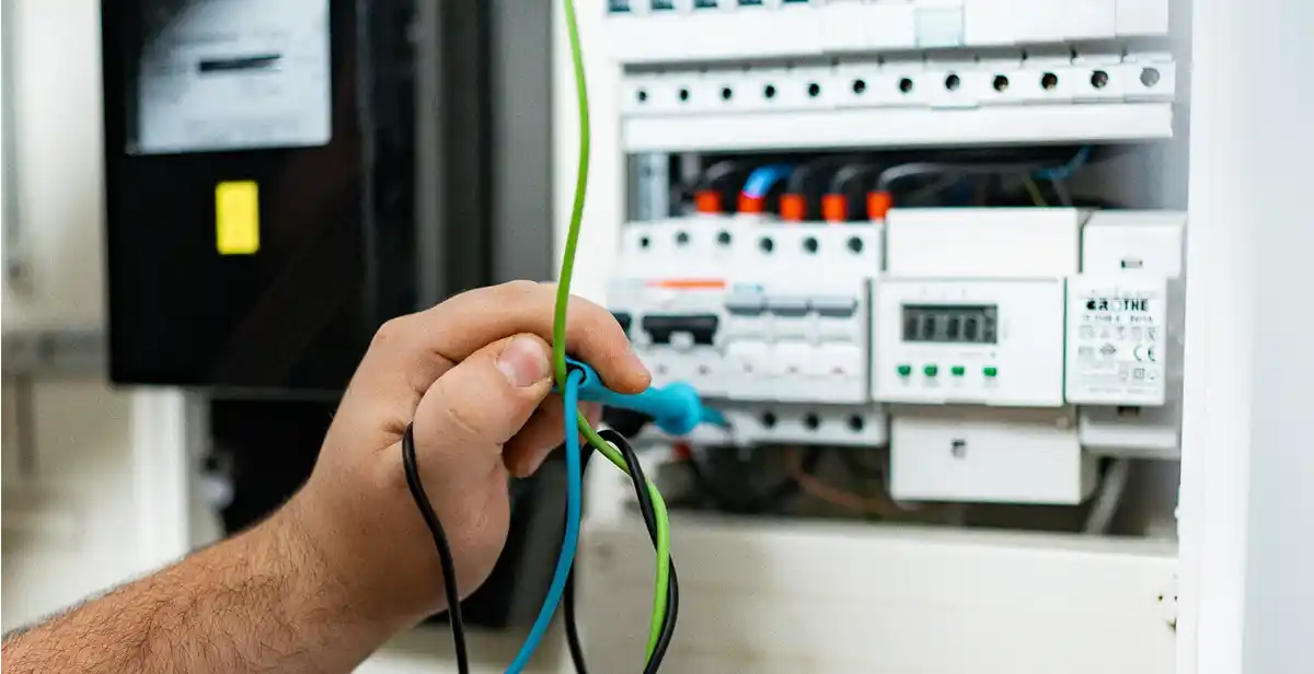 Fachgerechte Installation elektrischer Leitungen in einem Verteilerkasten für ein modernes Neubauprojekt