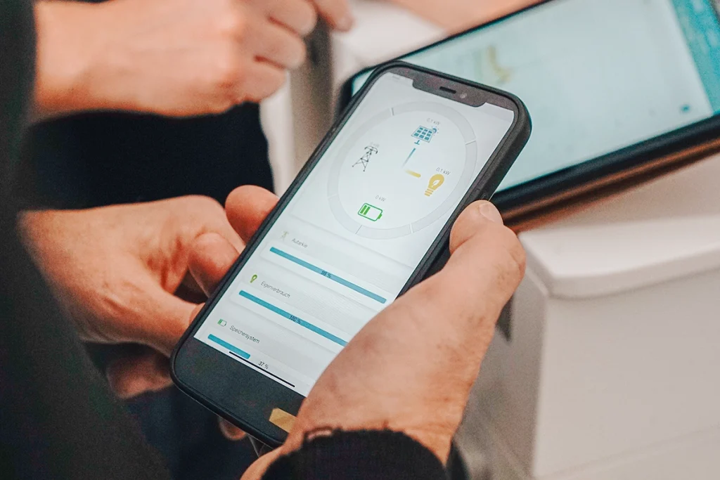 Nutzer prüft mit einem digitalen Wirtschaftlichkeitsrechner aktuelle Leistungswerte seiner Photovoltaikanlage