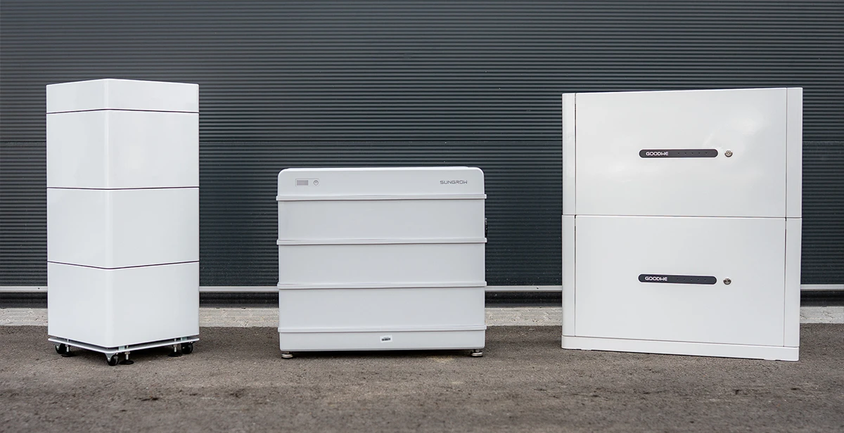 Stromspeicher vor einer Garage bei IntHome