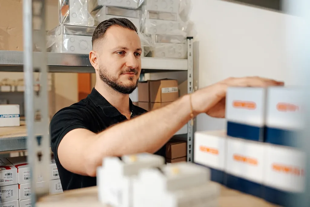 Markus Zink in einem Lager