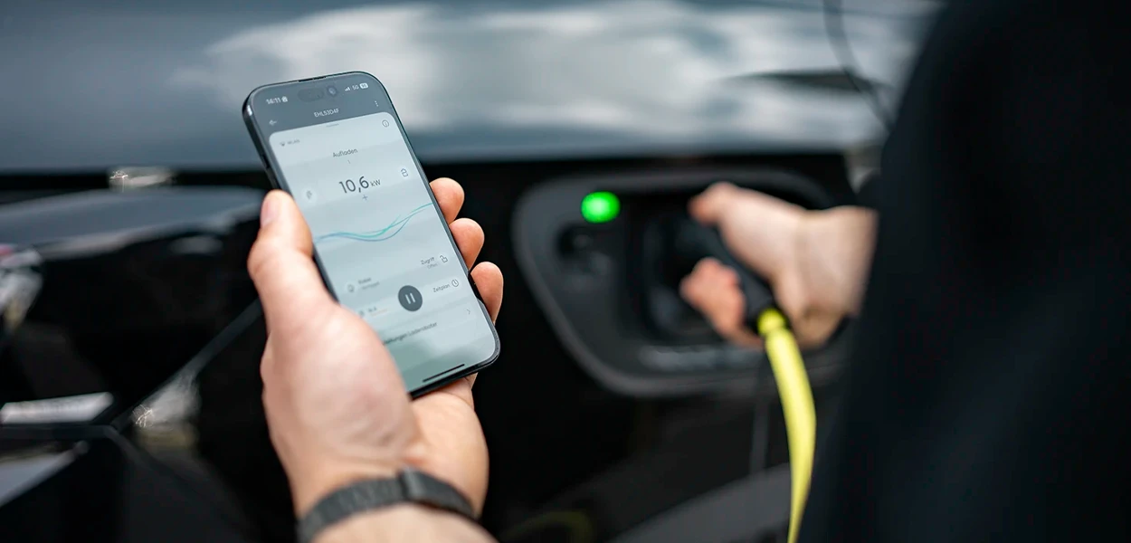 Strom-Eigenversorger – Handy mit Ladegeschwindigkeit bei einem Elektroauto