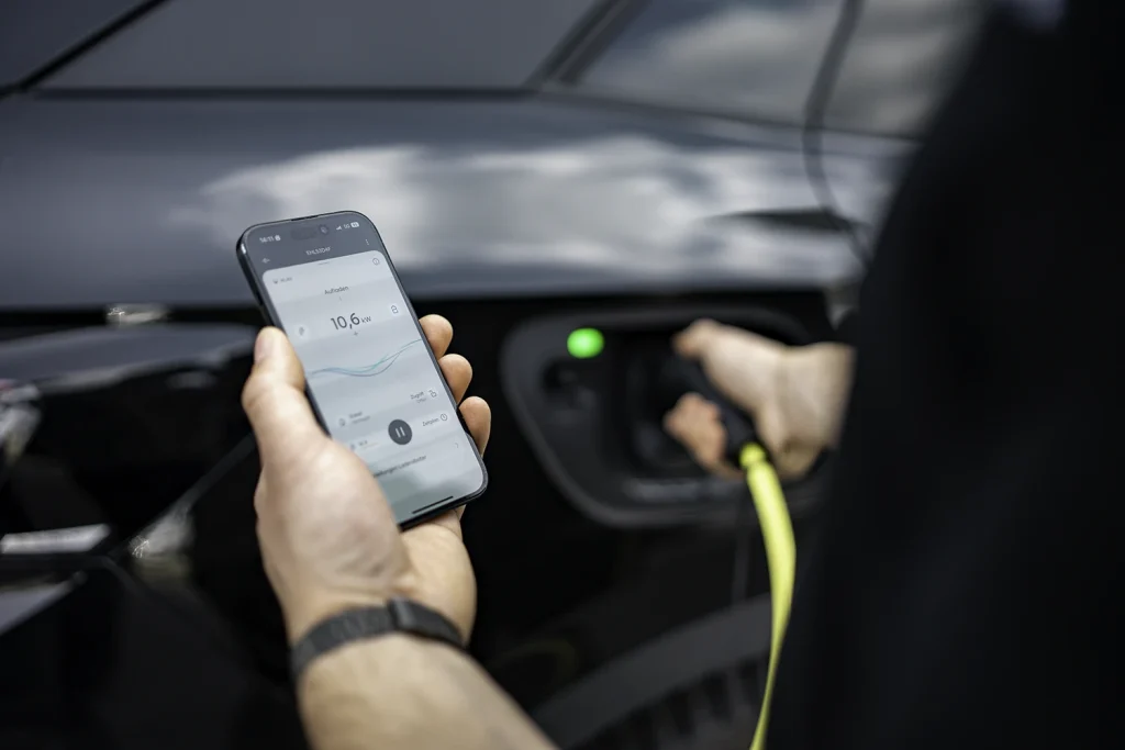 Überwachung der Ladezeit mit einer App von einem Auto