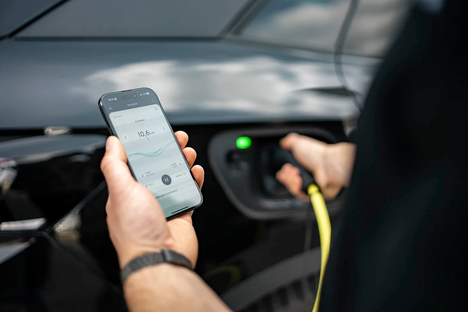 Wallbox mit Elektroauto im Ladevorgang, installiert von IntHome für den optimalen Eigenverbrauch von PV-Strom