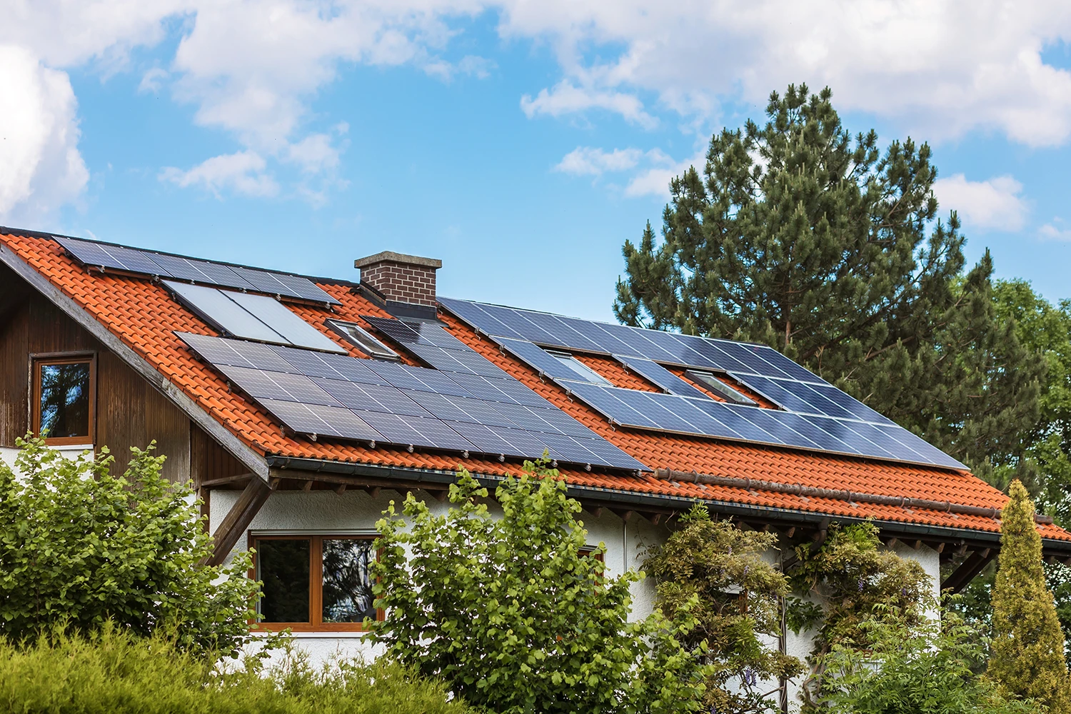Solaranlage in Friedberg auf einem Einfamilienhaus – professionell installiert von IntHome Elektrotechnik.
