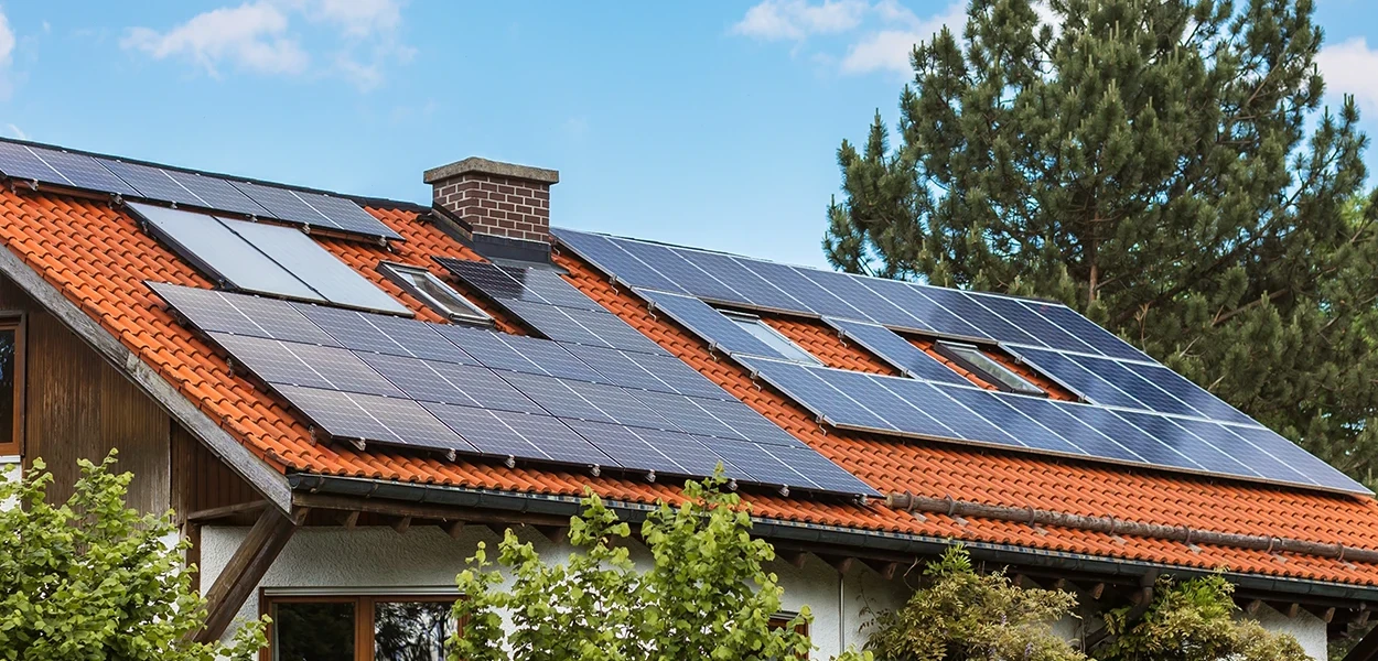 Solaranlage in Augsburg auf einem Einfamilienhaus – professionell installiert von IntHome Elektrotechnik.