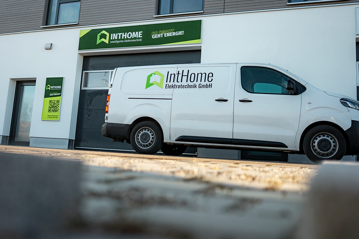 Firmenfahrzeug der IntHome Elektrotechnik GmbH vor dem Standort in Gablingen bei Augsburg