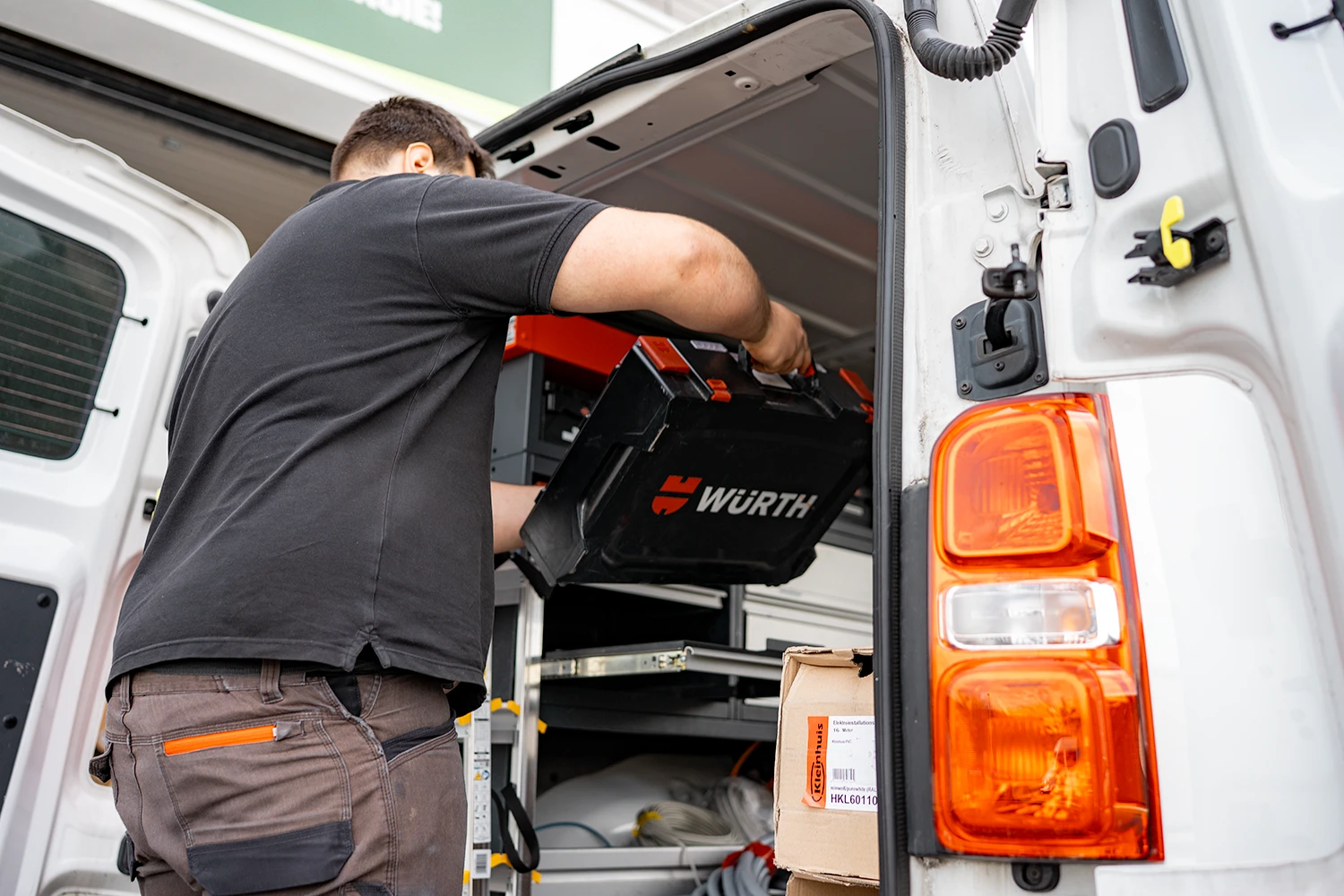 IntHome-Elektriker holt Würth-Werkzeugkoffer aus dem Montagefahrzeug – Elektrotechnik aus der Region Augsburg