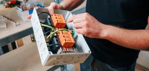 Elektriker von Inthome bei der Arbeit an einer Box