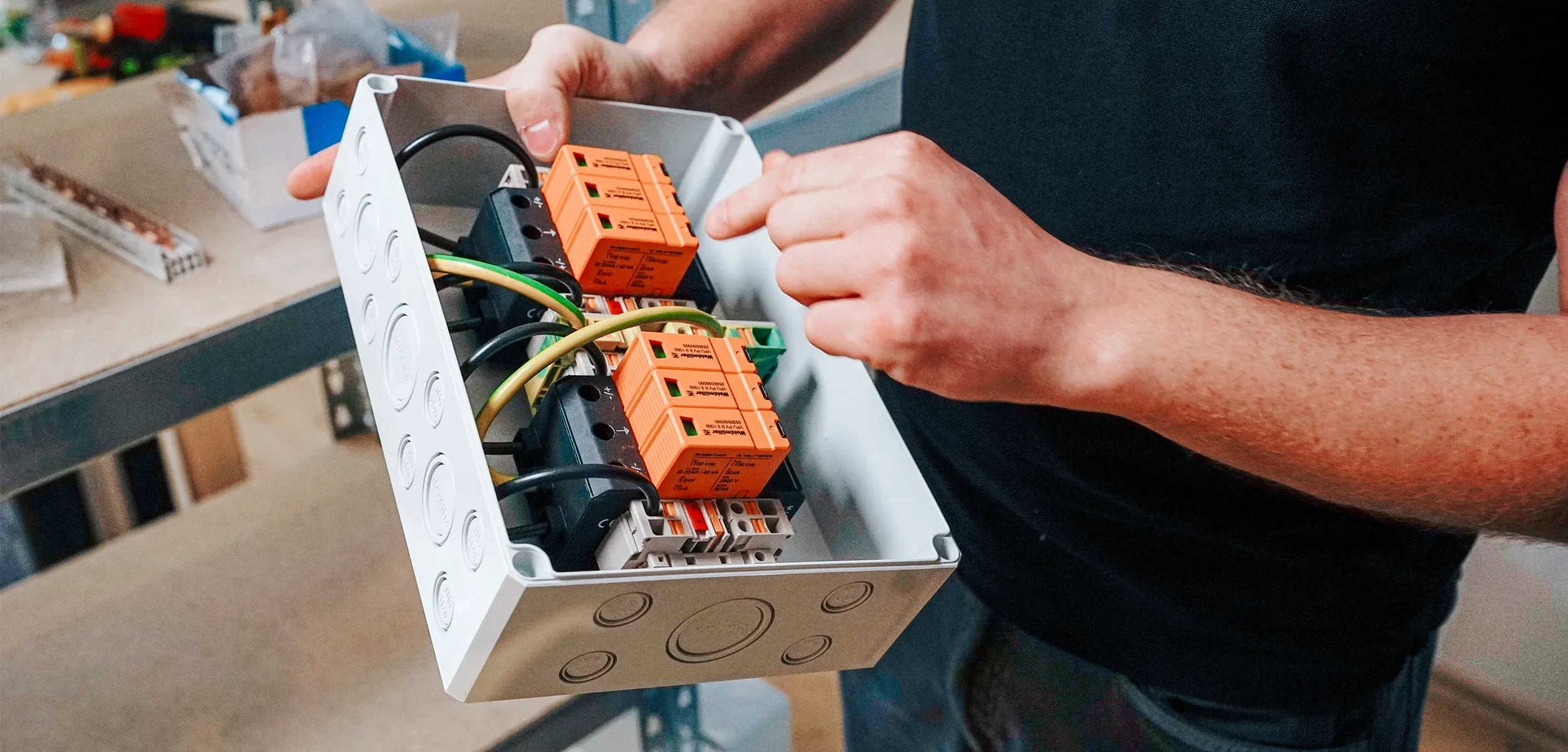 elektriker finden bei der arbeit inthome