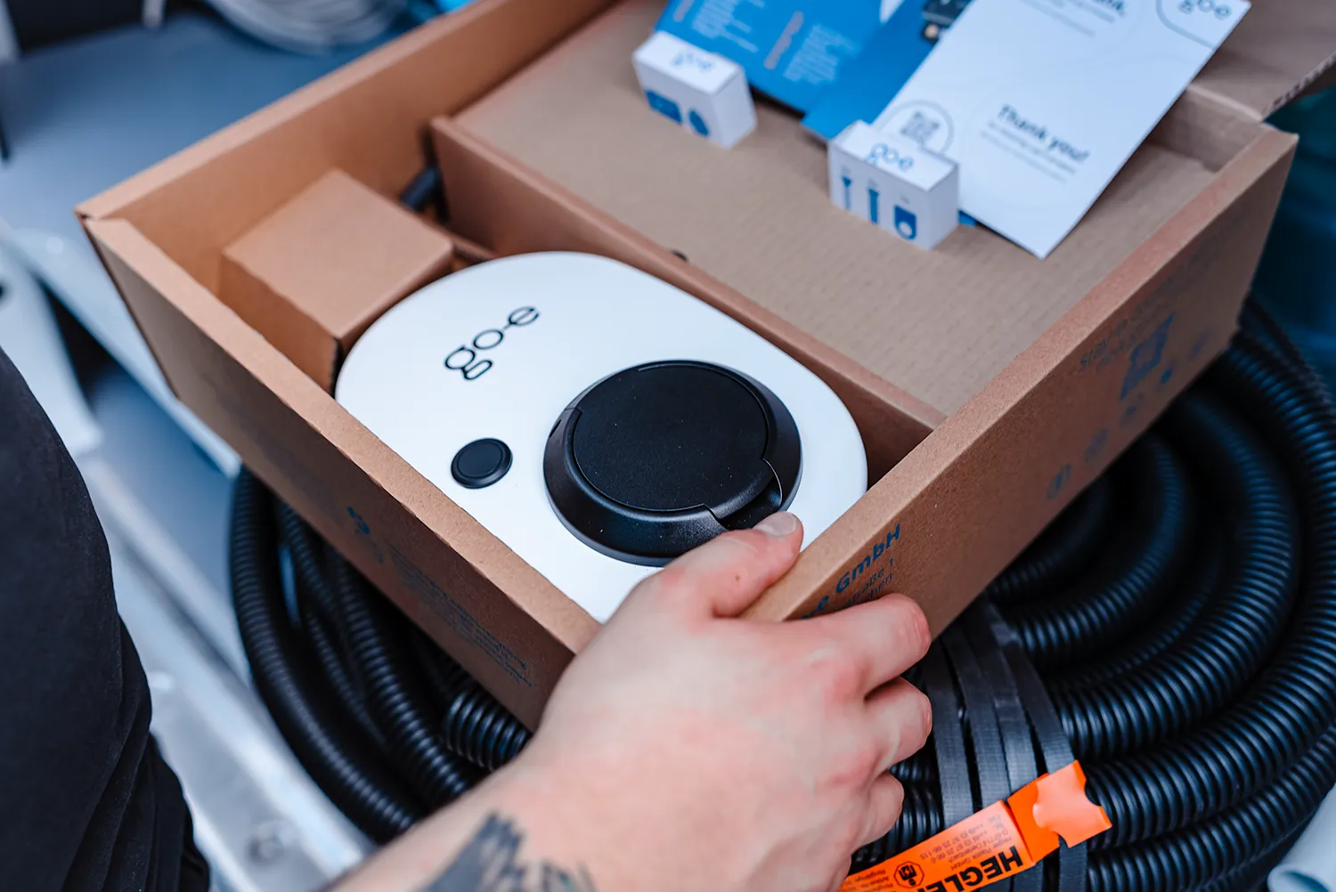 Elektromeister von IntHome schließt eine go-e Wallbox am geöffneten Gehäuse fachgerecht an