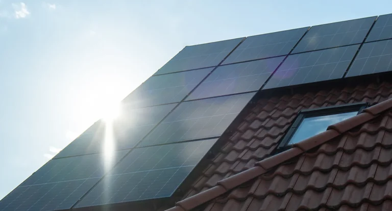 Photovoltaikanlage auf einem Wohnhausdach im Raum Augsburg bei Sonnenschein