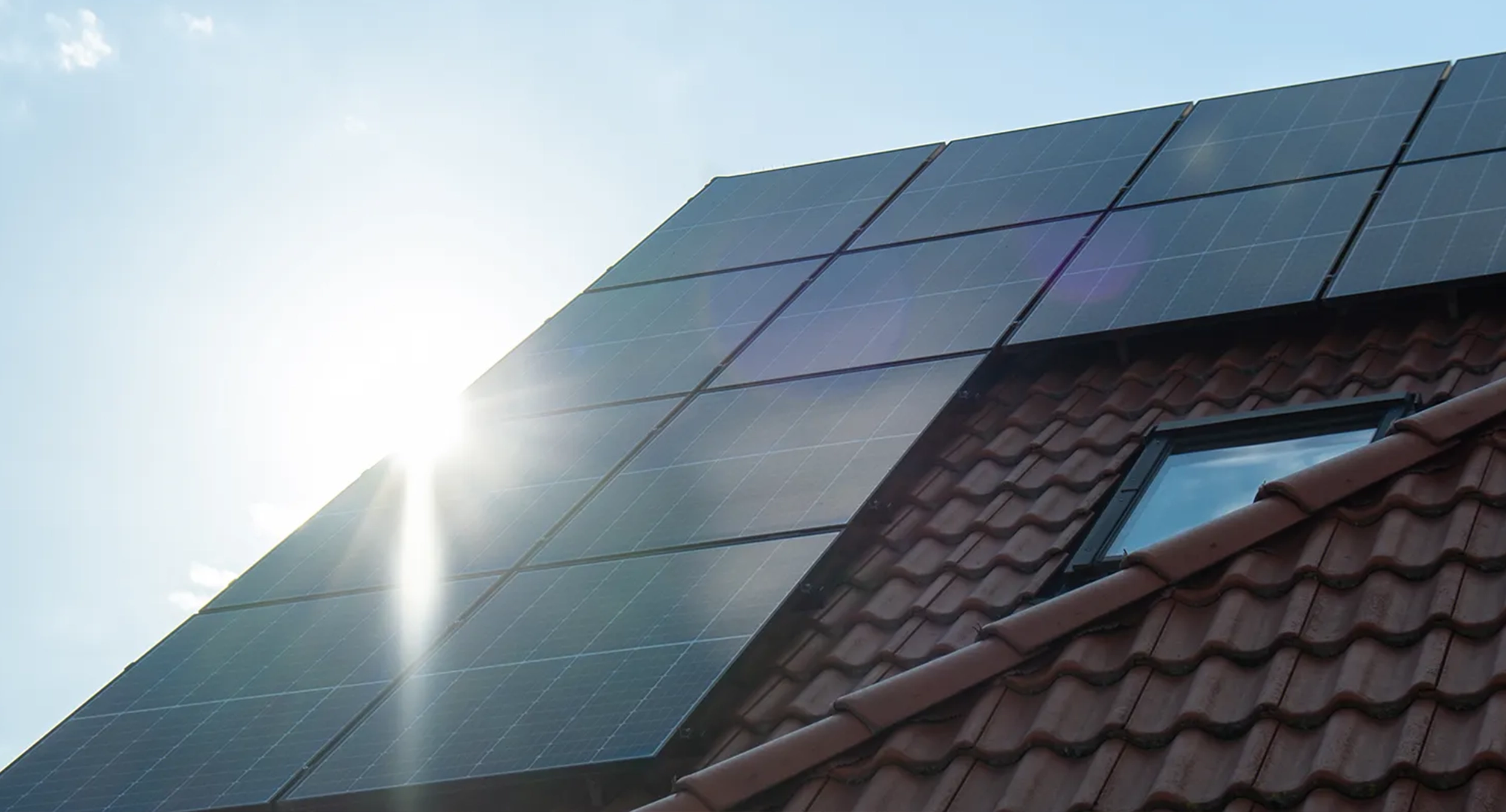Photovoltaikanlage auf einem Wohnhausdach im Raum Augsburg bei Sonnenschein