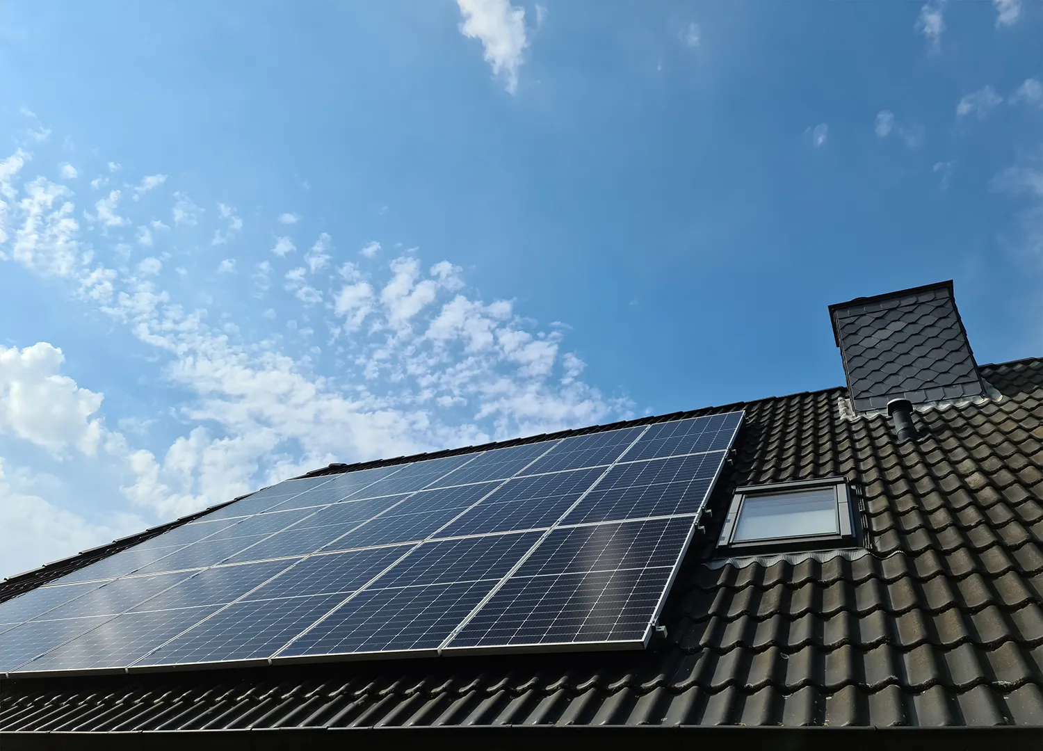 Einspeisevergütung: Was jetzt wirklich gilt 1 Photovoltaikanlage auf einem Einfamilienhausdach – Eigenverbrauch statt Einspeisevergütung nach der EEG-Reform 2027